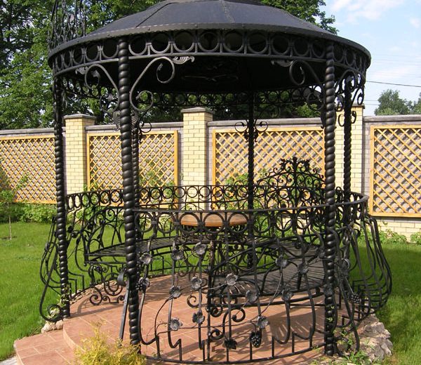 Ковані альтанки: аристократизм, надійність та гармонія з природою