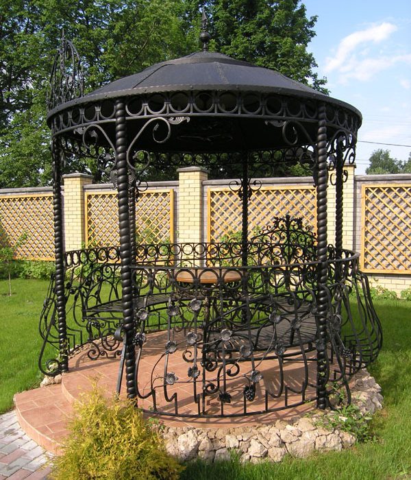 Ковані альтанки: аристократизм, надійність та гармонія з природою